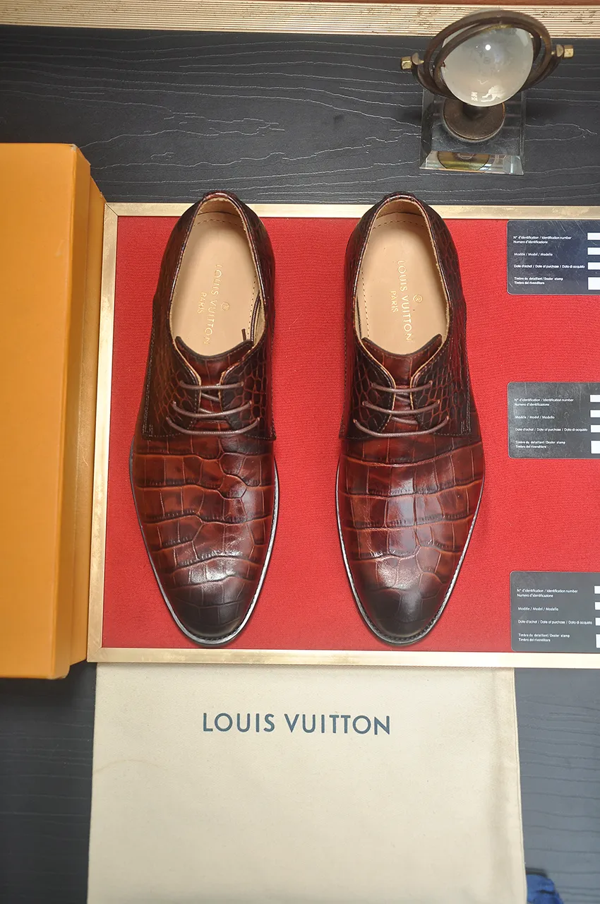 Men's men's shoes 💰540💶 [LV] (original single cowhide lining) 🍀LV's latest genuine leather business suit shoes are launched simultaneously on the official website. The first-layer cowhide imported from Italy is made of heavy gold, 💥official website 1:1 rubber outsole. Versatile to wear, high-end without losing class, and the color combination is extraordinary. This four-season style is alluring when worn on your feet, showing off your big-name flair. Standard code 38-45 (45 customized)